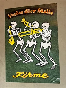 PÓSTER ORIGINAL VUDÚ GLOW SKULLS FIRMA SKELETONS PROMO 24”X33 3/4” BUEN ESTADO - Imagen 1 de 9