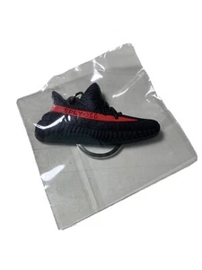 Modischer Sneaker Schlüsselanhänger schwarz rot gestreift - Bild 1 von 12