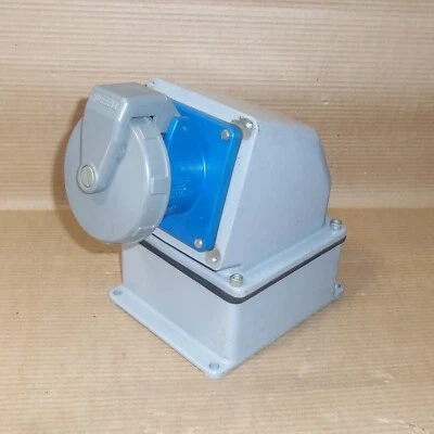 HUBBELL 560R9W 60A 3PH 120/208VAC WET LOC RECEPTACLE W/ ANGLE BODY & 1.5" BOX AK - Image 1 of 4