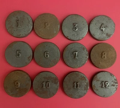 JEU ANCIEN DE BISTROT D'ESTAMINET - 12 PALETS EN FONTE NUMEROTES DE 1 A 12 - Photo 1/4