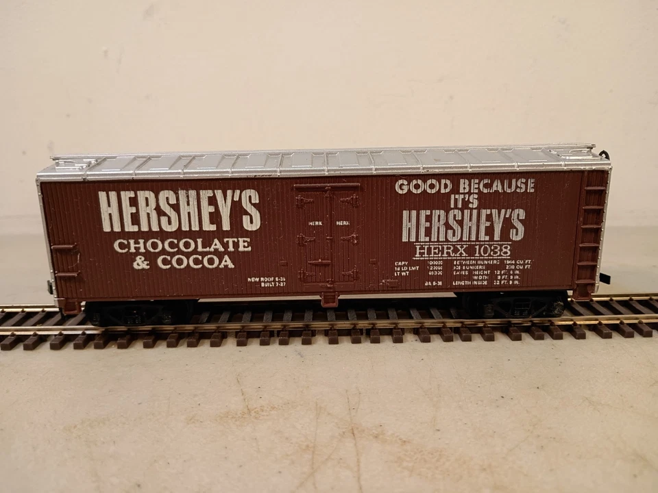 Tyco HO Scale Hershey's Chocolate & Cocoa HERX 1038 40' Boxcar Reefer - Image 1 of 4