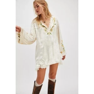 ¡¡NUEVO CON ETIQUETAS!! Top túnica bordada Free People Ember floral ejército combo aterciopelado mediano - Imagen 1 de 14