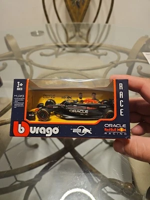 布拉戈一级方程式赛车本田 RB19 Sergio Perez 1/43 比例 #11 压铸红牛 — 第 1/4 张图片