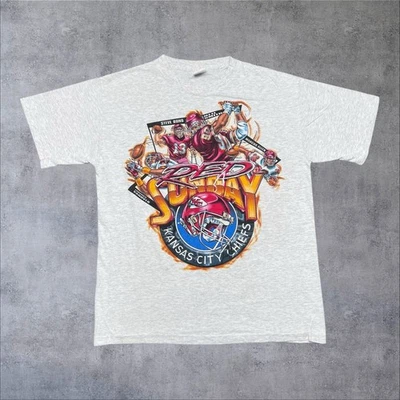 Camiseta grande roja caricatura de jugador de fútbol americano Kansas City Chiefs de los años 90 vintage Foto 1 de 4