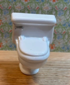 Inodoro blanco miniatura para casa de muñecas con mango plateado - Imagen 1 de 2