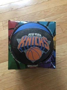 New York Knicks Spalding NBA Baloncesto Vintage Nuevo en Caja Exterior Goma 1997 - Imagen 1 de 7