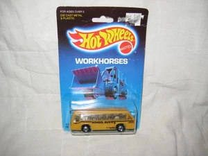 Autobús de equipo Hot Wheels Workhorses 1981 MIP, amarillo con autobús escolar negro #3 - Imagen 1 de 6