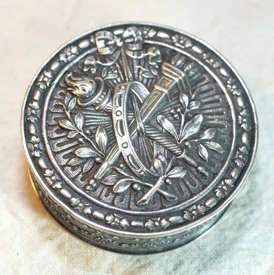 Boîte circulaire en argent, poinçon minerve à décor de couronne carquois et flam - Photo 1/4