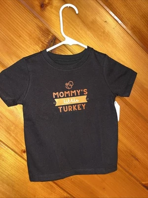 Camiseta Mommy's Little Turkey, 2T Negra Con Letras Naranja Foto 1 de 4