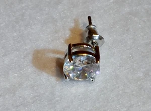 one - Pierced Earring - Silvertone  - 2 Karet - SIMULATED DIAMOND - Picture 1 of 6