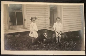 Postal con foto real RPPC niño y niña en frente de casa con perro - Imagen 1 de 3
