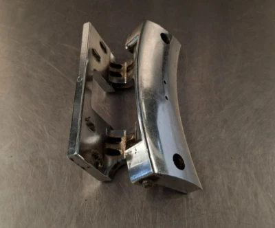 Conjunto de bisagra de puerta de lavadora comercial Maytag. P/N: 23001171 [USADO] Foto 1 de 4