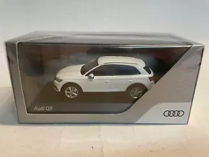 Iscale Audi Q5 white promotional dealer box 1/43 5011605631 - Foto 1 di 2