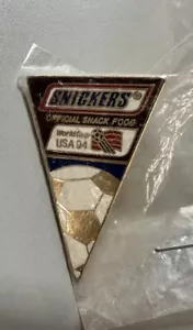 Snickers Offizielle WM USA 94 Fußball Wimpel Flagge Revers Mütze Pin (NEU IN VERPACKUNG) - Bild 1 von 3