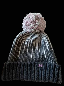 UNDER ARMOUR DAMEN COLDGEAR GERIPPTE BOMMELMÜTZE dunkelgrau lila silber Einheitsgröße - Bild 1 von 5