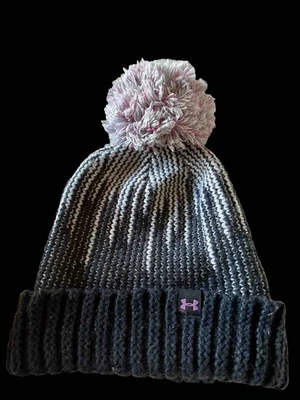 UNDER ARMOUR 女士冷边罗纹 POM BEANIE 深灰色紫色银色 均码 — 第 1/4 张图片