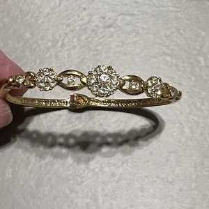 Vintage AVON Rhinestone Flower Bangle Bracelet Size Small In Box - Picture 1 of 12