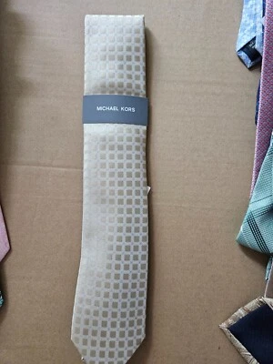 Corbatas de mezcla de seda para hombre MICHAEL KORS NUEVAS PRECIO DE VENTA SUGERIDO POR EL FABRICANTE: $69,50 estilos surtidos Foto 1 de 2