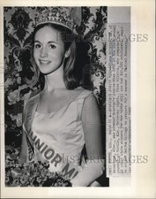 1966 Press Photo America's Junior Miss Diane Wilkins crowned in Mobile, Alabama