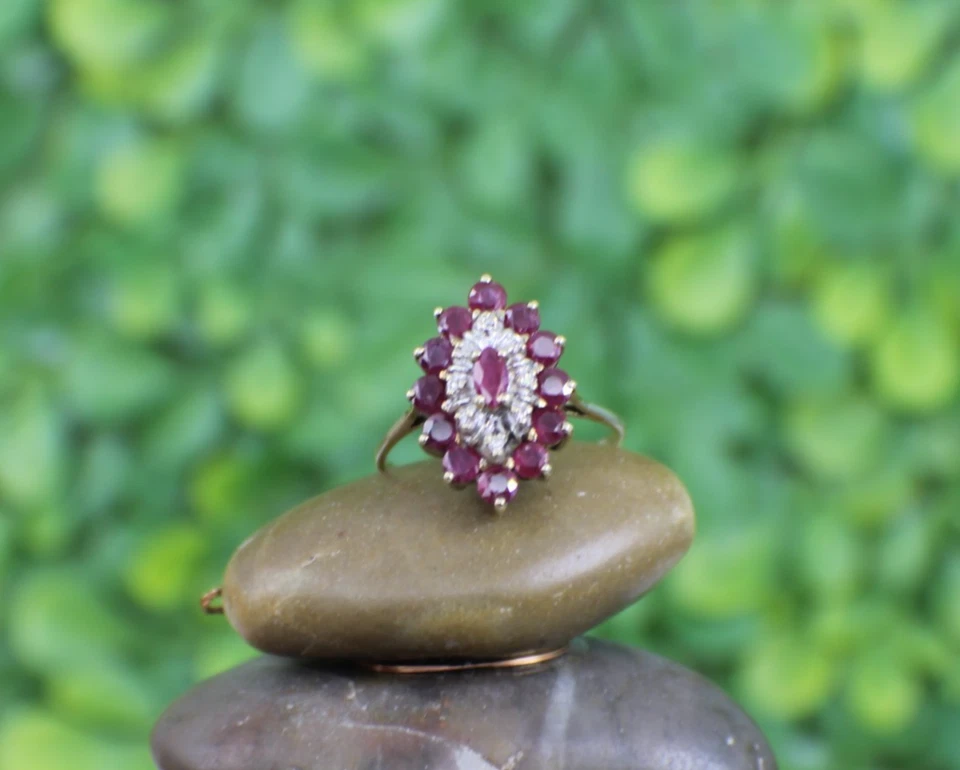 Anillo de oro amarillo sólido de 10 quilates con rubí rojo oscuro y diamantes talla 9,5 vintage Estate Foto 1 de 1