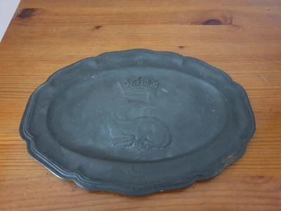 Ancien plat en étain ovale fin XVIIIe poinçonné décor armoiries et dragon 18,5x2 - Photo 1/4