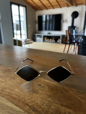 Lunettes De Soleil Yves Saint Laurent  - Photo 1/4