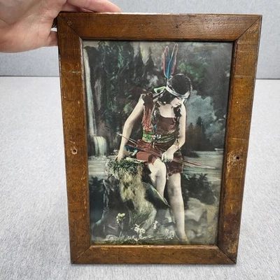 Moldura de madeira rústica antiga emoldurada colorida à mão menina indiana com estampa de flechas 14x10 - Imagem 1 de 4