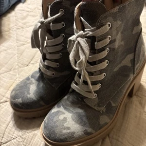 Torrid Camo Canvas Hiker Boots Size 9 WW Extra Wide Chunky Y2K NEW NIB Flaw $75 - Picture 1 of 3