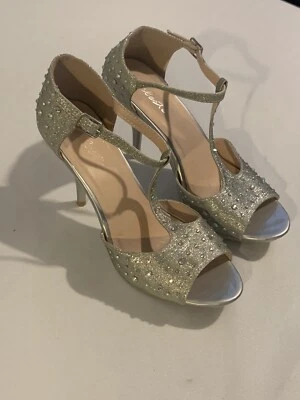 Hermosos tacones Celeste para mujer, plateados con joyas. Foto 1 de 2