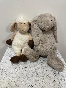 Medium Beige Bashful Bunny Jellycat - Design im Ruhestand. Valentina und ein Schaf - Bild 1 von 16