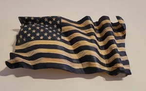 Handgeschnitzte wehende schwarze amerikanische Flagge aus Holz wellenförmig - alter Ruhm - wiederverwendetes Holz - Bild 1 von 3