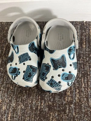Серые синие сабо Crocs для мальчиков размер 8 игровые поверх классических видеоигр без шнуровки - Изображение 1 из 4