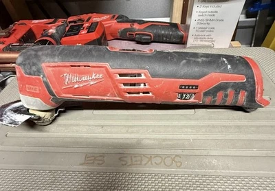 Multiherramienta MILWAUKEE - 2426-20 M12 - (solo herramienta) usada funciona Foto 1 de 4