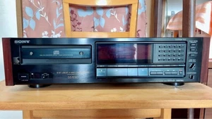 Sony CDP-557ESD Lettore CD High-End Vintage Audio Testato JANK dal Giappone - Foto 1 di 9
