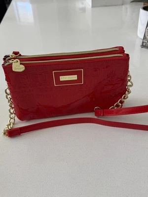 Bolso Bandolera Betsey Johnson Rojo Patente Monograma Cadena Dorada Foto 1 de 4
