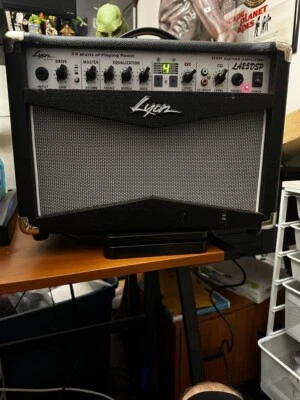 LYON Washburn 25 Watt Guitar AMP - LA25DSP - 9 Digital Effects Built In - image 1 of 4