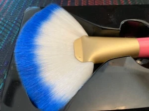 HUDA BEAUTY Spazzola professionale ovale in polvere nuova con scatola - Foto 1 di 9