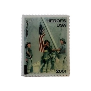 2001 911 Heroes USA Porto USPS First Class Briefmarke Anstecknadel Feuerwehrleute US-Flagge A19 - Bild 1 von 3