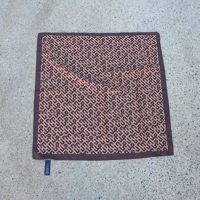 Cachecol quadrado ASOS 27,5” marrom bronzeado geométrico labirinto estampa poliéster bandana envoltório - Imagem 1 de 4