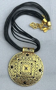 Neu ohne Etikett Joan Rivers übergroße gold/schwarzes Medaillon Halskette mit schwarzer Multi-Kordel - Bild 1 von 14