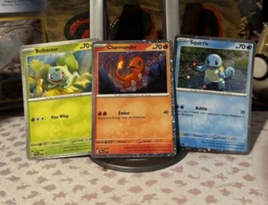 Pokémon 151 Promo Bulbasaur Charmander Squirtle SVP 046 047 048 Cosmo Holo quasi nuovo/m - Foto 1 di 2