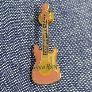 2000 Hard Rock Cafe Pink Gitarren-Pin Breast Cancer Awareness limitierte Ausgabe Sammlerstück - Bild 1 von 3