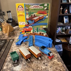 TOMY 7401 "Thomas Medium Set" Battery Powered Set/TWO ISSUES-Read Below 👇 - Picture 1 of 11