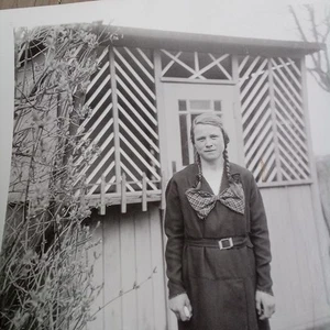 Altes Original Foto  1920-30er Mädchen mit einer grossen Fliege - Bild 1 von 3