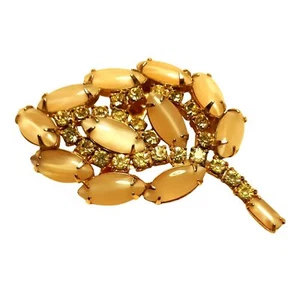Broche de hojas vintage tono dorado pedrería beige ojos de gato detalles prendedor joyería - Imagen 1 de 7