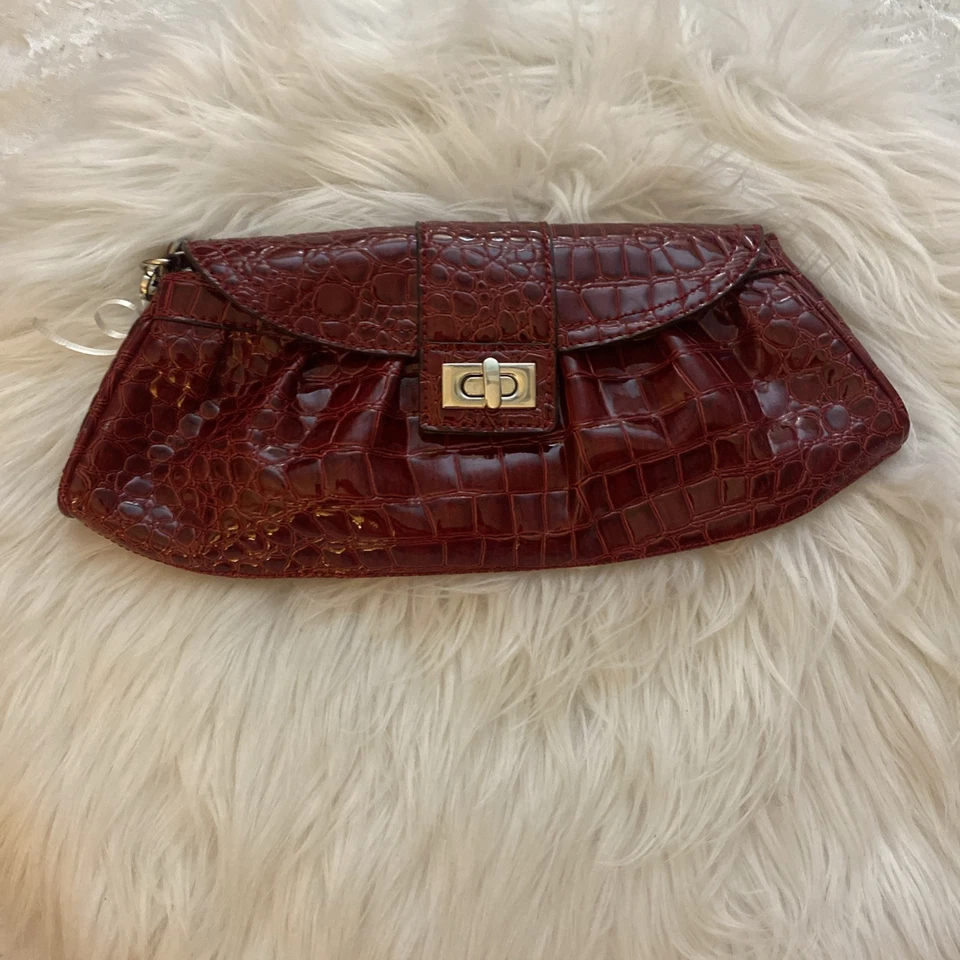 Bolso sin asas de muñeca NY&C rojo imitación cuero de cocodrilo Foto 1 de 4