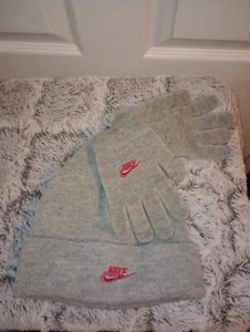Nike Girls Futura Foldover Beanie & Gloves 2-Piece Set 7/16 Grey Heather - Picture 1 of 2
