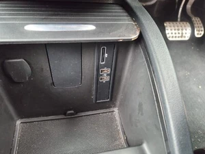 MERCEDES V-CLASS W447 2014-2024 SD CARD & USB PORT - Picture 1 of 3