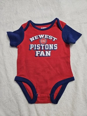 婴儿 NBA 底特律活塞短袖连身裤,3-6 个月官方授权  — 第 1/3 张图片