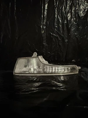 2015 Nissan Altima R Right Front Turn Signal Light Lamp - Image 1 of 3